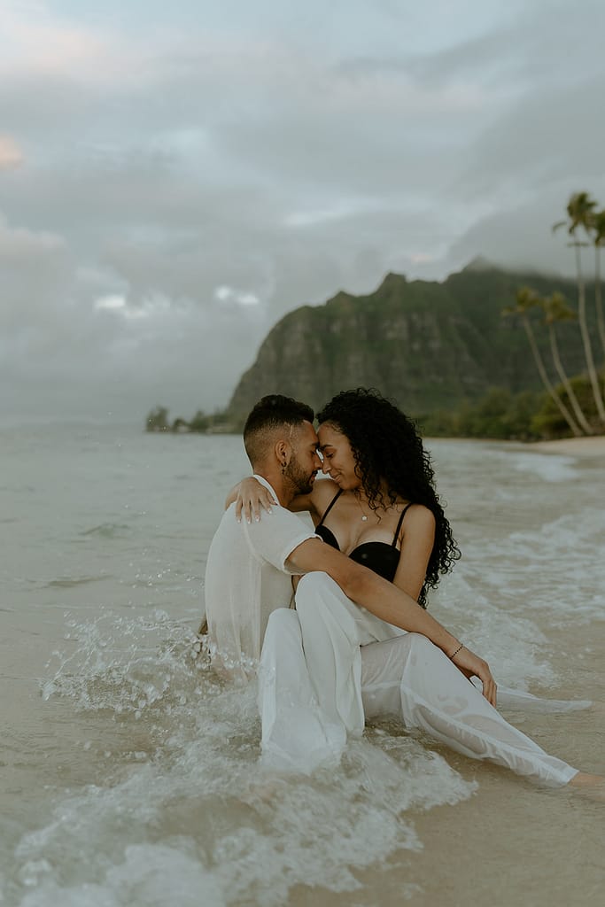 couples photos in the ocean